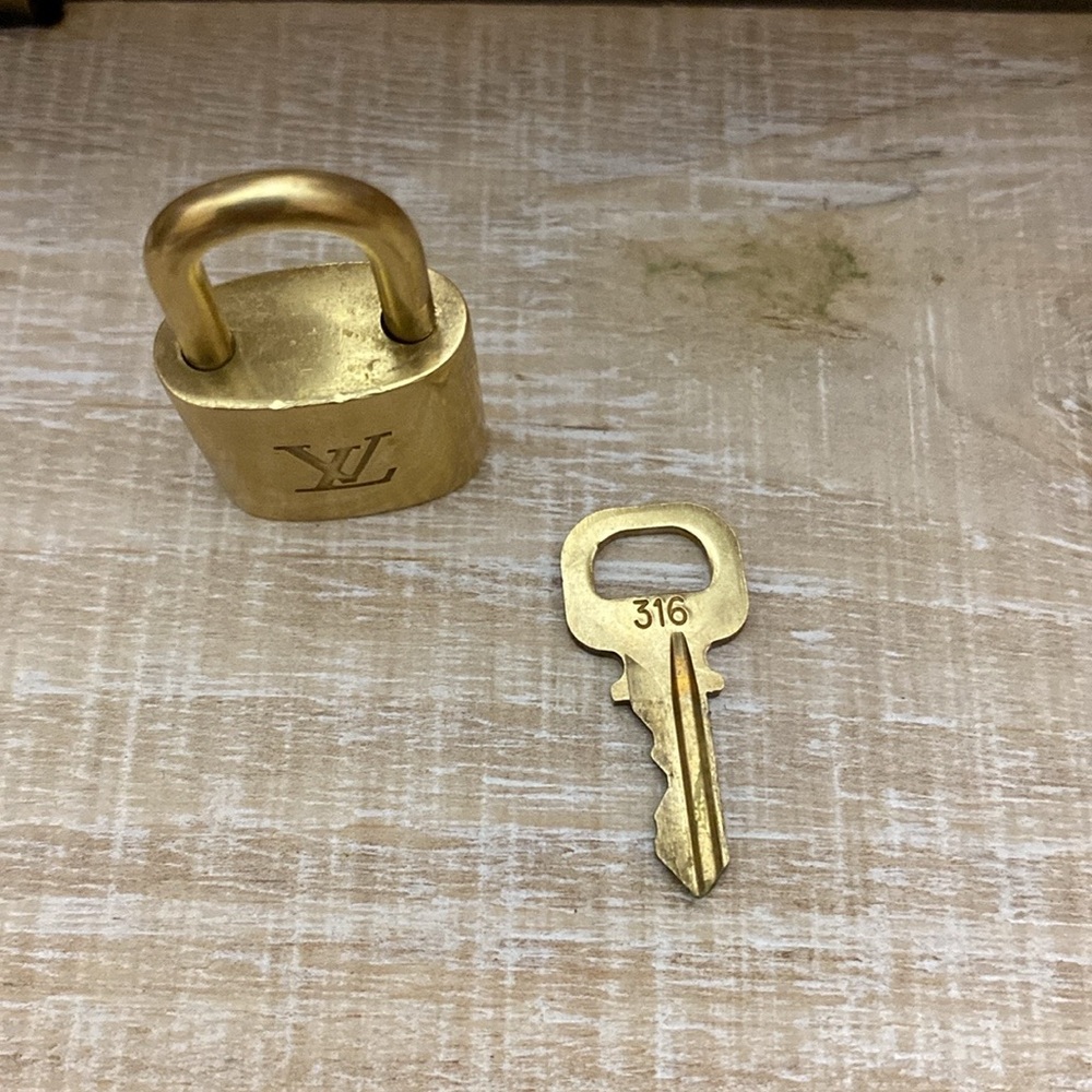 LOUIS VUITTON LOCK & KEY # 316 GUC